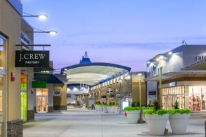 the outlet collection of Niagara outlet shopping mall